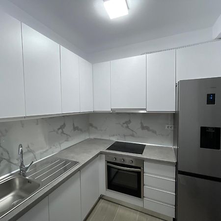 Modern Apartment In Central Vlorë Buitenkant foto