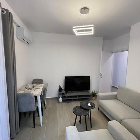 Modern Apartment In Central Vlorë Buitenkant foto