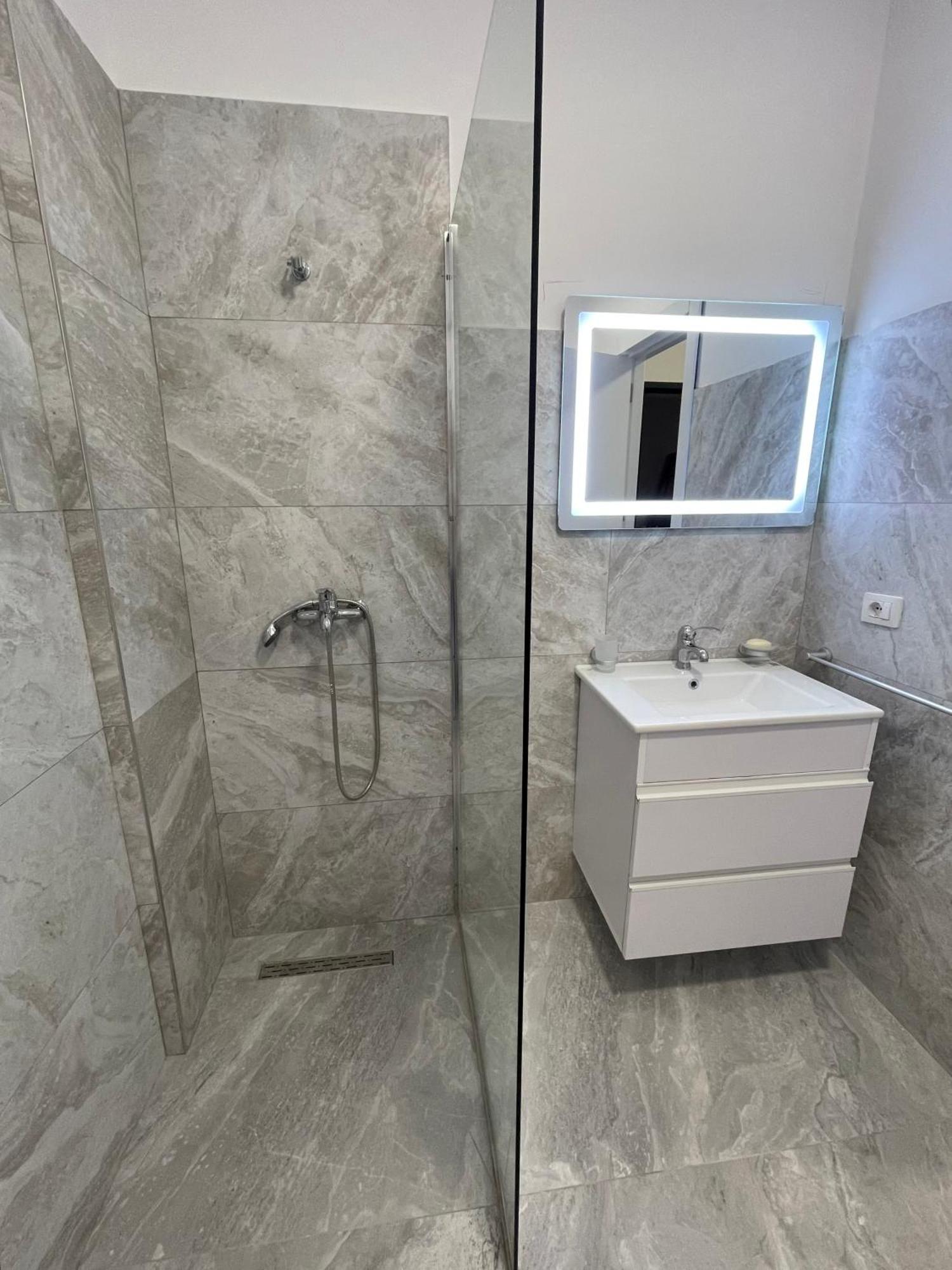 Modern Apartment In Central Vlorë Buitenkant foto