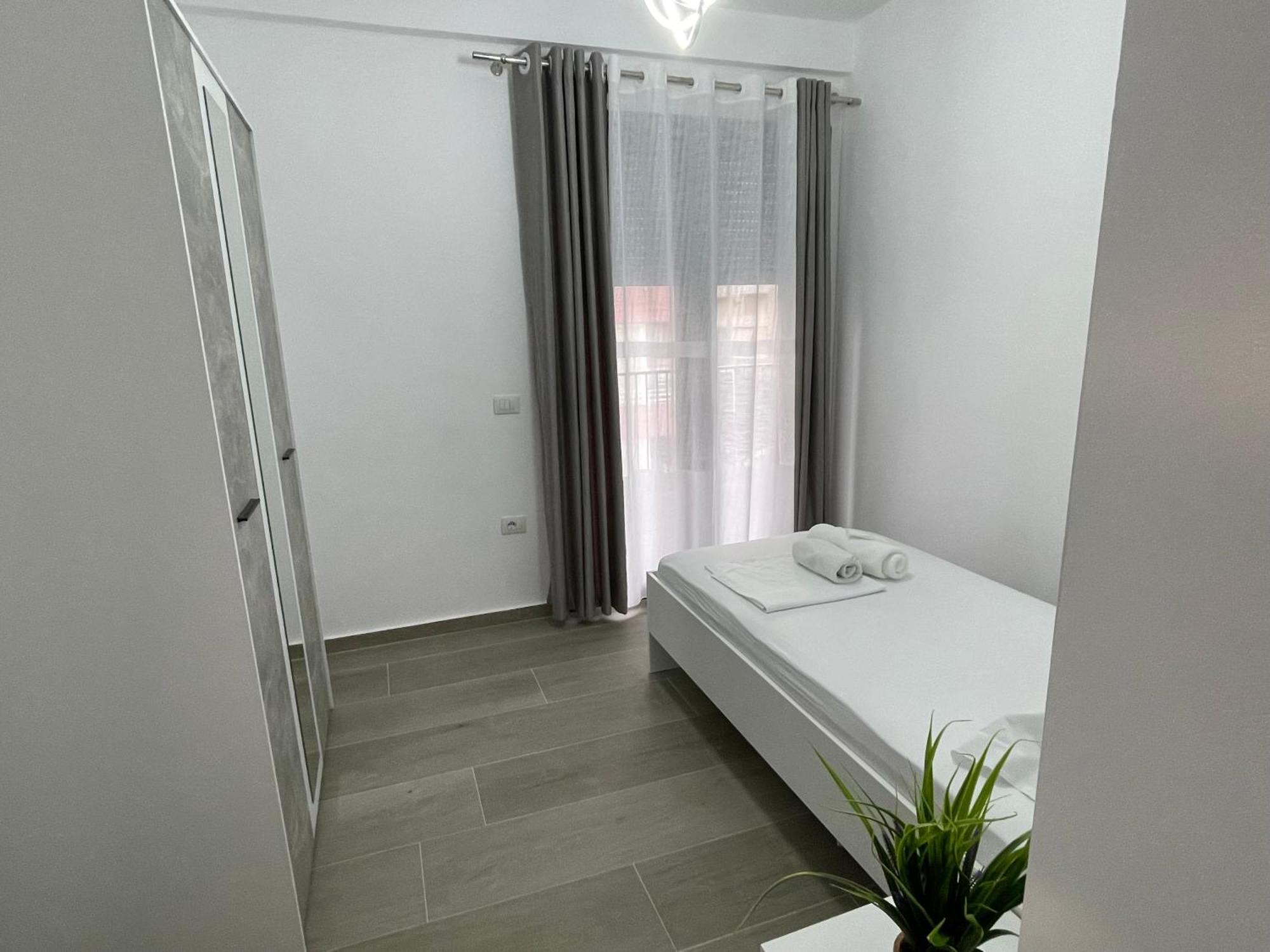 Modern Apartment In Central Vlorë Buitenkant foto