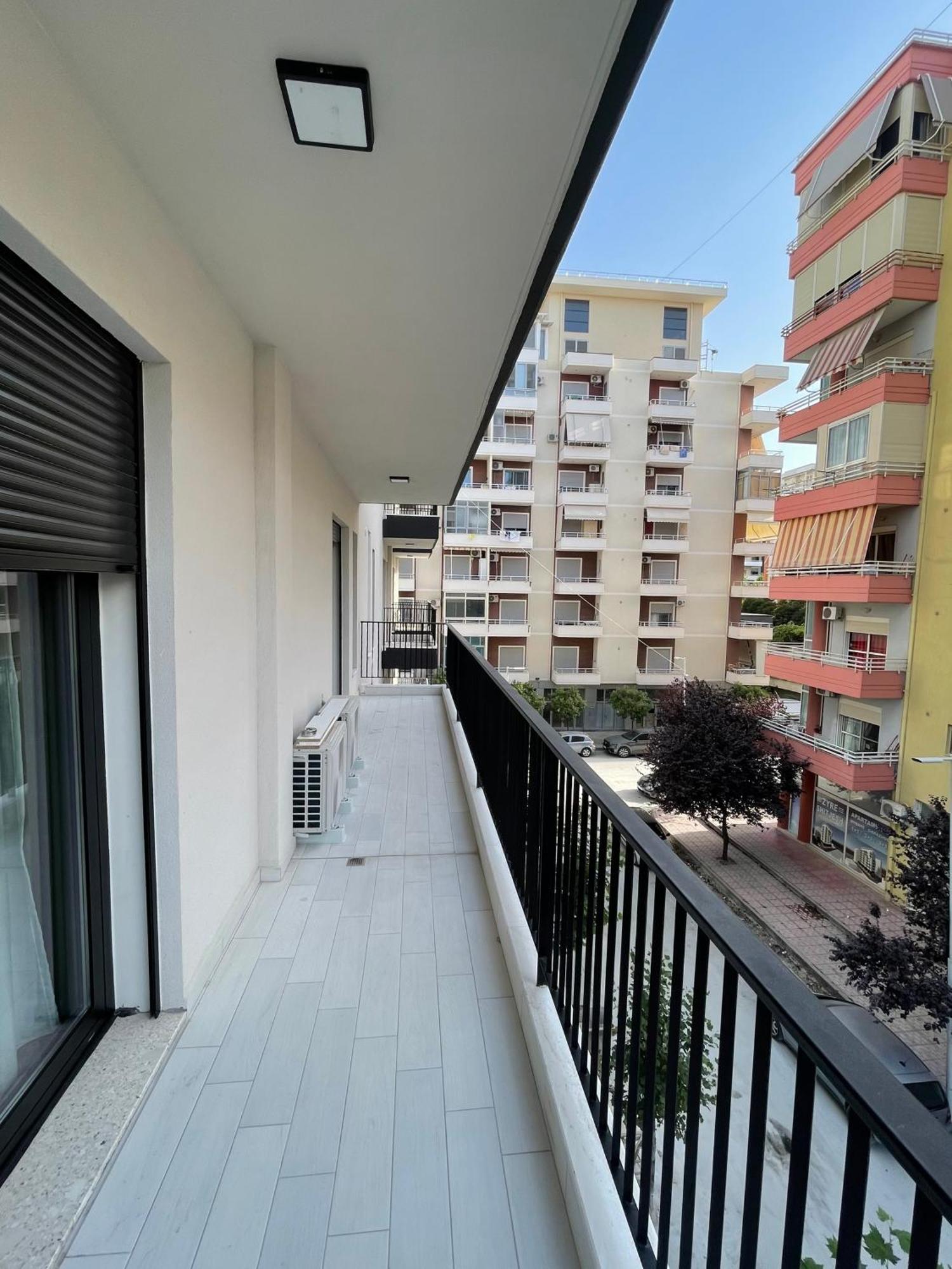 Modern Apartment In Central Vlorë Buitenkant foto