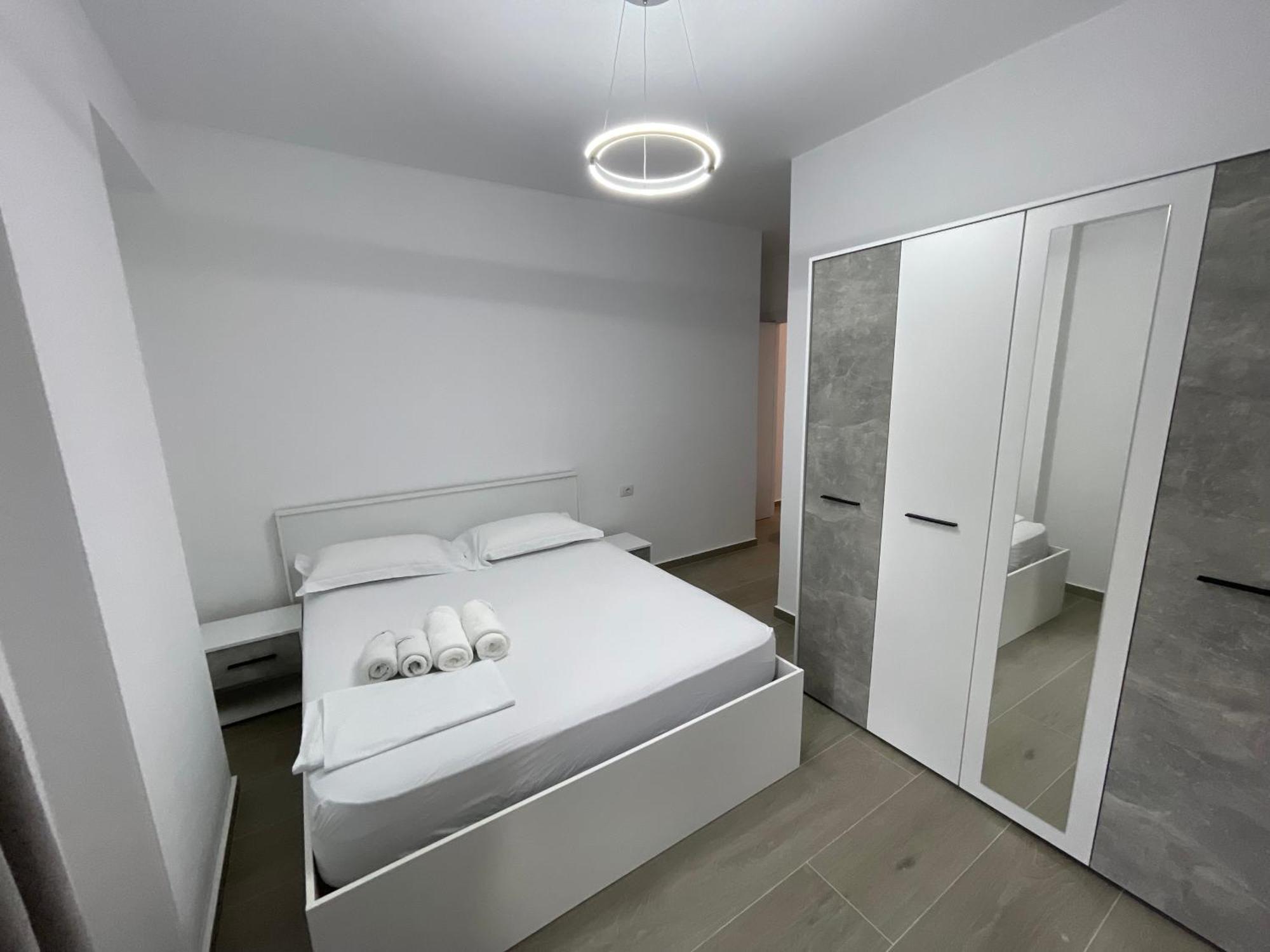 Modern Apartment In Central Vlorë Buitenkant foto