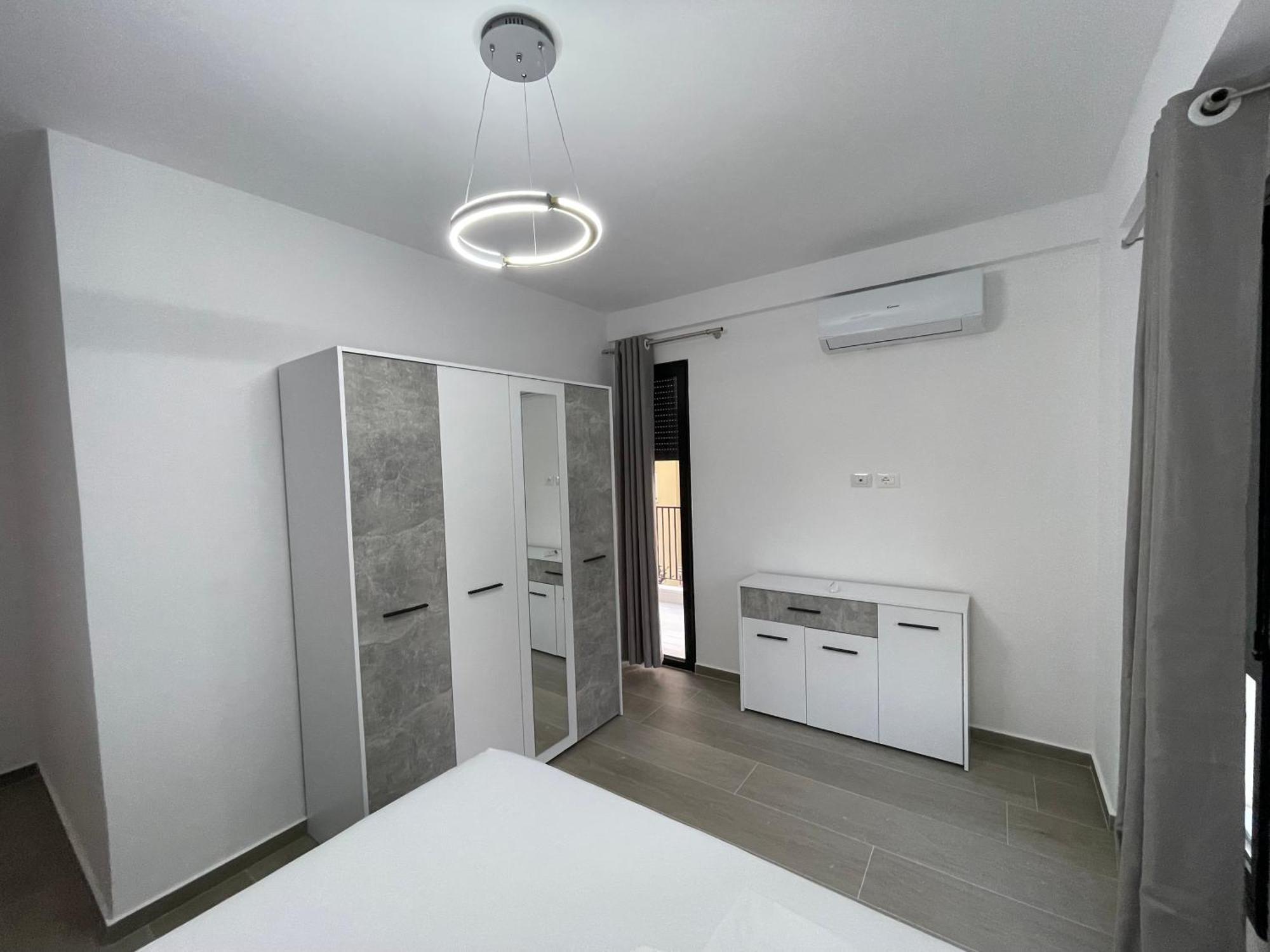 Modern Apartment In Central Vlorë Buitenkant foto