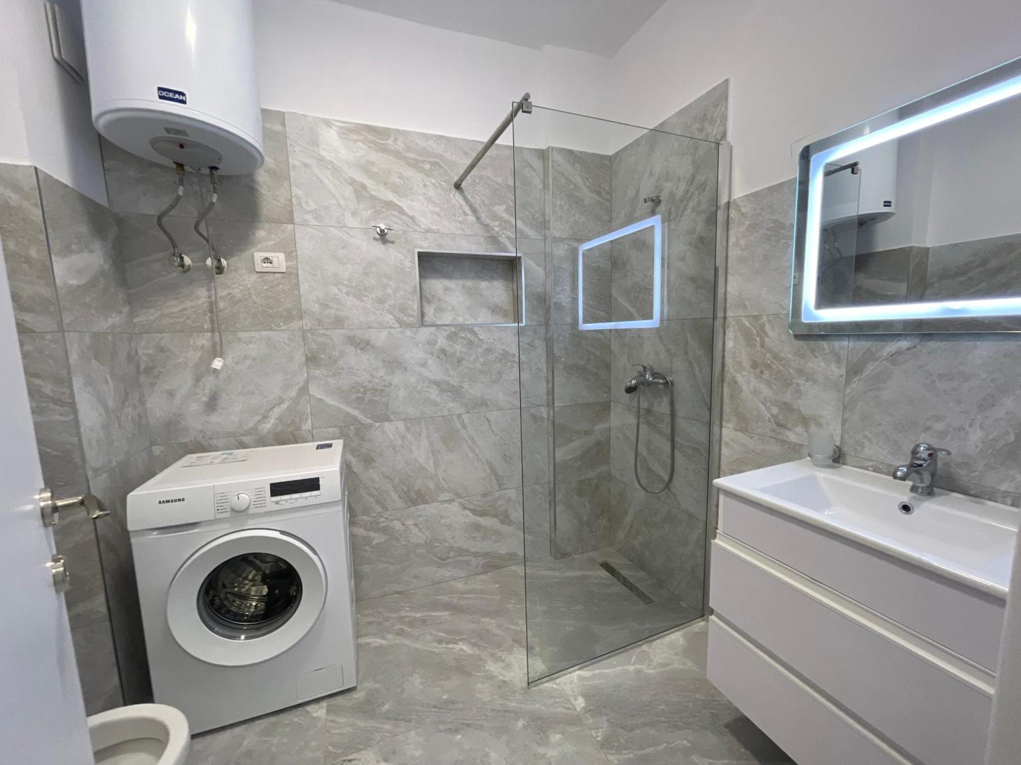 Modern Apartment In Central Vlorë Buitenkant foto